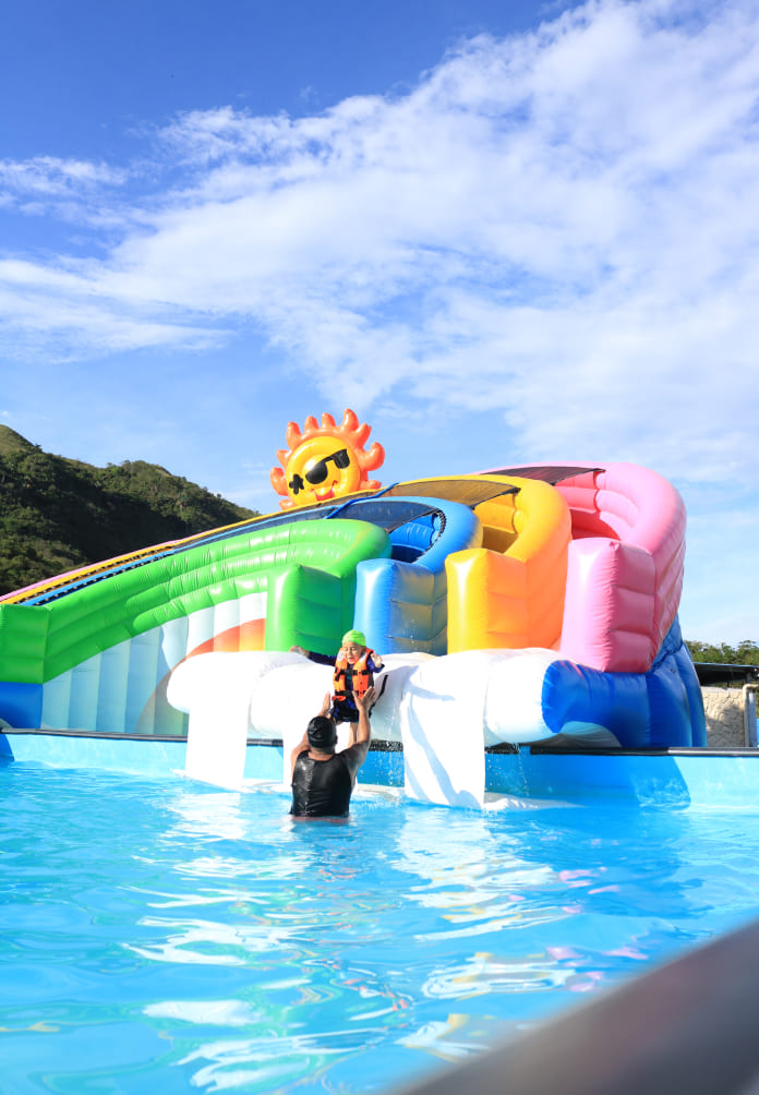 familia-en-piscina